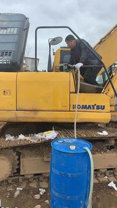 洛南一工地挖掘机加“黑油”后故障频发，市监局介入调查维修难题